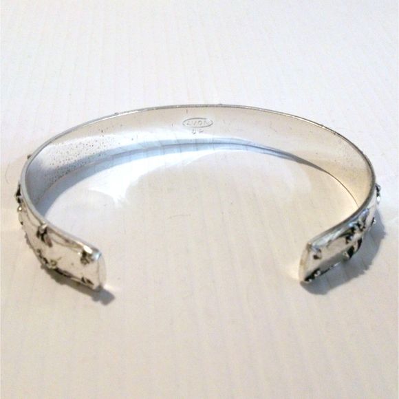 Vintage Avon Antiqued Embossed Silver Tone Cuff Bracelet * - Picture 3 of 4